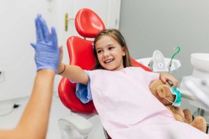 Trucos para que los niños y los abuelos asistan con comodidad a la consulta dental